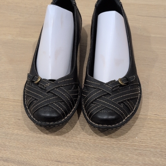 Clarks Chic Black  Leather Loafers with Stitch Detailing. Size 9.5 - Picture 4 of 6